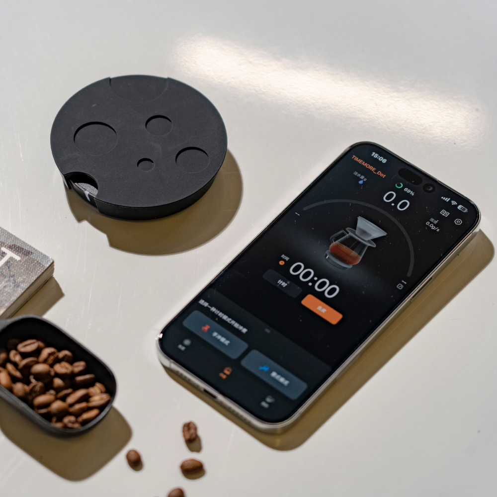 Timemore Black Mirror Dot scale with the Timemore app showing live brew data